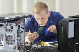 PC Techniker bei Reparatur